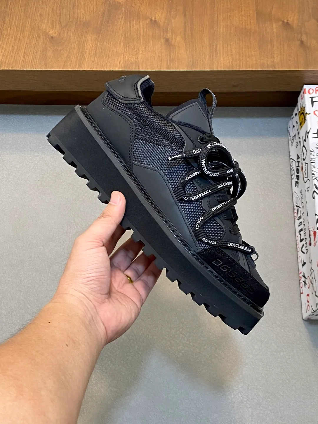 Men's men's shoes💰800 Dolce&Gabbana/Dolce & Gabbana men's new casual sports shoes This sneaker is made of multiple materials. The nylon fabric upper is integrated with glossy leather, suede leather and rubber elements, and is decorated with reflective details. It has a silk-screen logo and a dual design of thick round and flat laces. It has a square toe, rubber foam midsole and gear pattern rubber composite sole decorated with the iconic "DG" logo. The shoe body is decorated with three-dimensional labels with the brand logo in many places. The style is fashionable and elegant, and the unique design is presented in a dazzling and modern new language. The fabric towel lining is paired with logo cowhide feet for a stylish and stylish look! Comes with a full set of packaging! Size: 39-40-41-42-43-44 leather shoe size (38/45 can be customized but does not support returns)